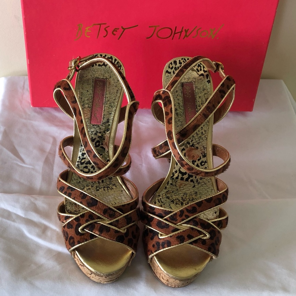 Betsy Johnson Pony hair platform sandals Size 7.5
